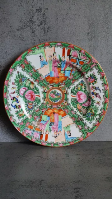 Ancienne Assiette Porcelaine de Chine Décor Polychrome en Relief Famille Rose ?