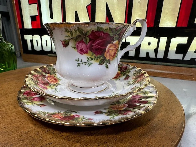 Old country roses on sale teacup