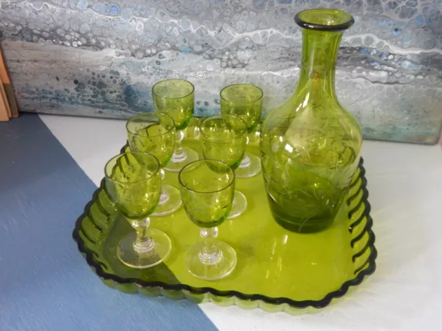 Service avec carafe et 6 verres avec plateau en cristal vert de Baccarat