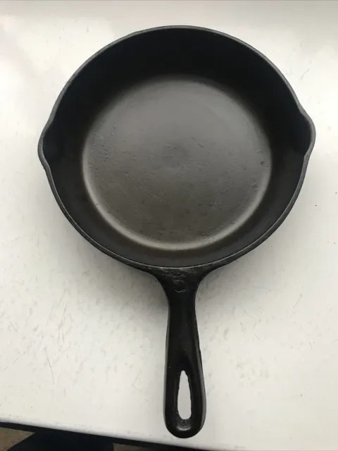 vintage ￼VOLLRATH Cast iron skillet. no.5  outside heat ring. Sits flat.￼￼￼