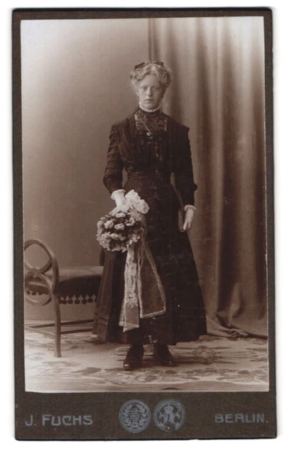 Fotografie J. Fuchs, Berlin-N., Friedrichstr. 108, Junge Dame im Kleid mit Blum