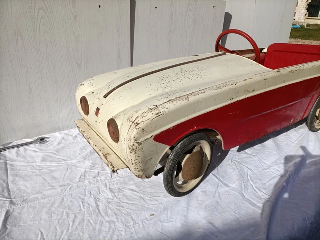 voiture à pédales ancienne