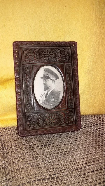 ritratto fotografico con particolare porta foto di italo balbo con firma anni 30