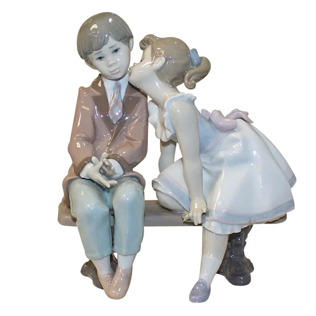 LLADRO &TEN AND Growing" 7635 Girl Kissing Boy Figurine Signed M.C