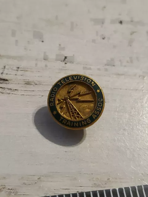 Vintage Radio Television Training Association Lapel PIN Green Gold Tone Zb