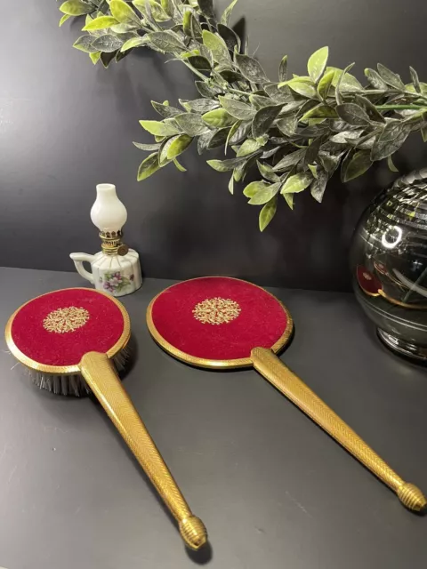 Ancien Set de Coiffure - Miroir et Brosse en Métal Doré et velours rouge 3