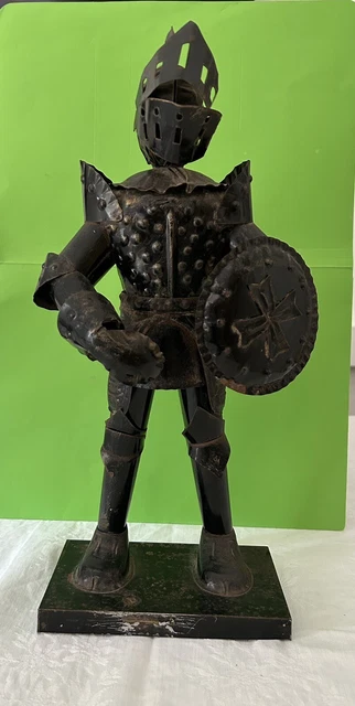 Modellino Cavaliere Armatura In Latta. Altezza 40 Cm. Larghezza 18 Cm.
