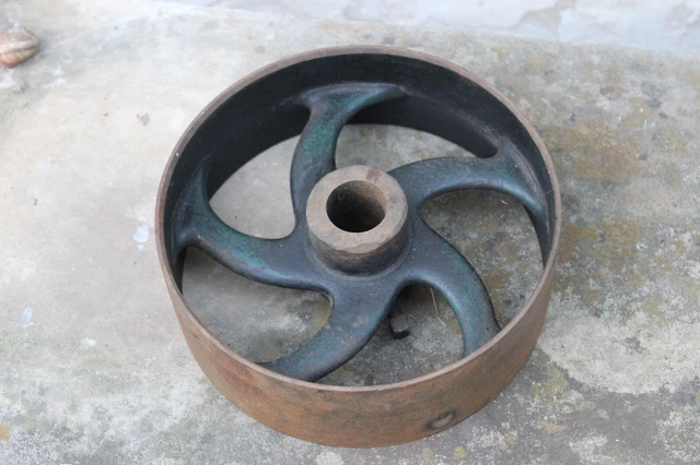 altes Schwungrad ca.1910/20, originalgrün, Industriedesign, schöne Proportionen altes Schwungrad ca.1910/20, originalgrün, Industriedesign, schöne Proportionen