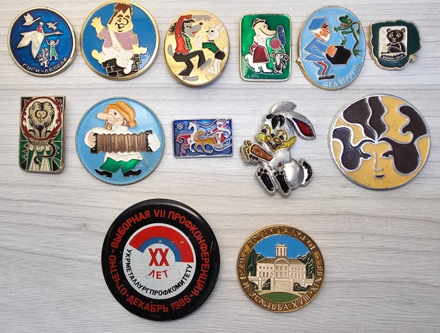 Lot D'insignes Et épingles Vintage URSS/CCCP Sur Le Thème Du Hockey - Objets De Collection Occasion