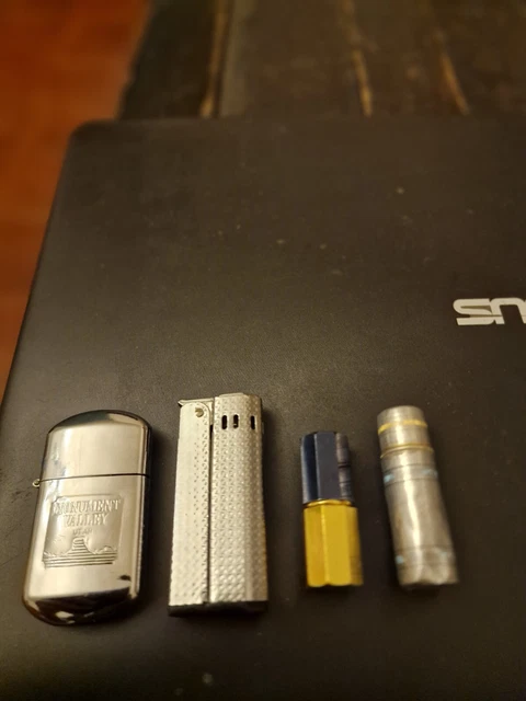 Lot 5 de 4 Briquets