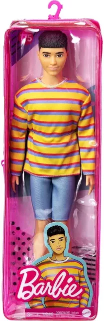 MATTEL Barbie Bambola KEN Moro con Maglietta a Righe e Shorts Giocattolo GRB91