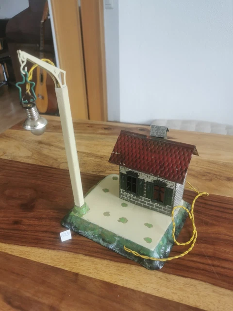 Wärterhaus elektrisch beleutchtet - Spur 0