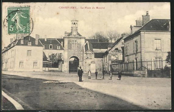 CPA Champlemy, La Place du Marché, vue partielle la place du Marché 1910