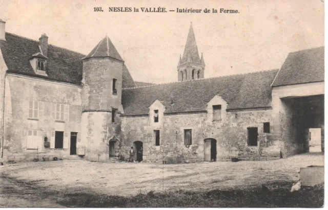 CPA - NESLES la VALLÉE - Intérieur de la Ferme (1905)