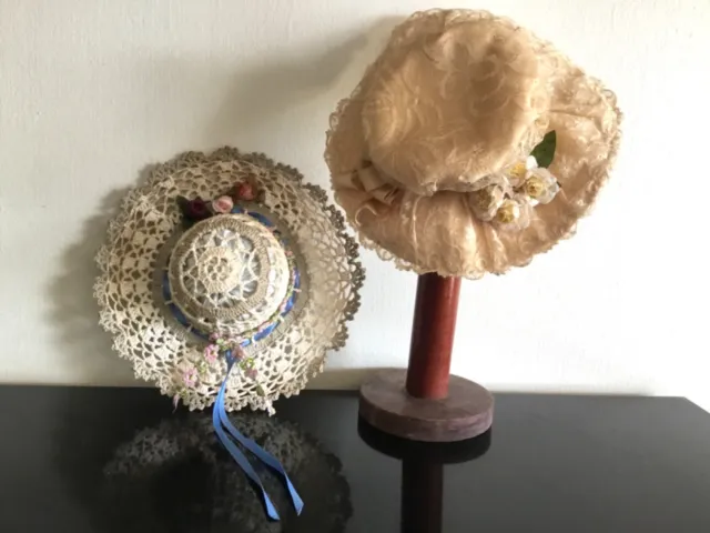 2 chapeaux de poupées anciens fabriqués main