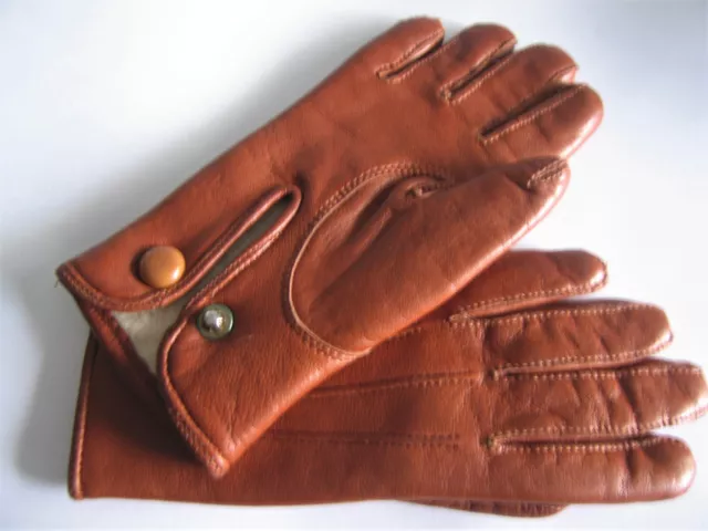 Minuscules gants d'enfant anciens en cuir.