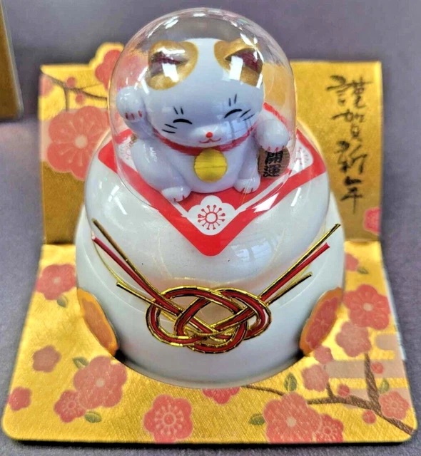 2024 NEW YEAR JAPANESE KAGAMI MOCHI W/ GOLD SPOTTED LUCKY CAT Product