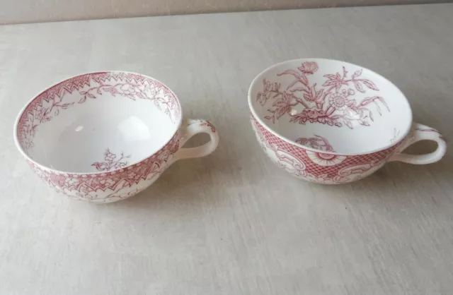 Lot de 2 anciennes tasses en porcelaine, décor fleurs rouges, de Sarreguemines