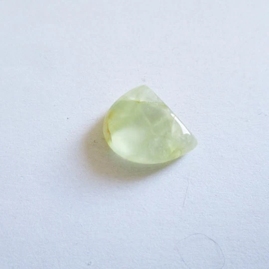 Préhnite cabochon pierre fine 15x10x5mm gemme multicolore reiki chakra plexus