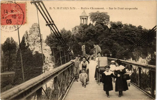 CPA PARIS 19th Buttes-Chaumont Sur le Pont suspension (574450)