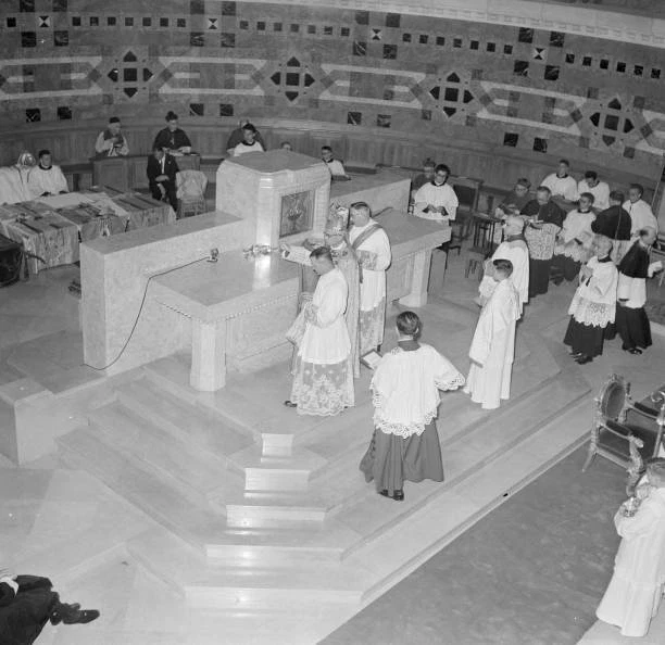 BASILICA OF SAINTETHERESE de l'EnfantJesus in Lisieux 1954 Old Photo