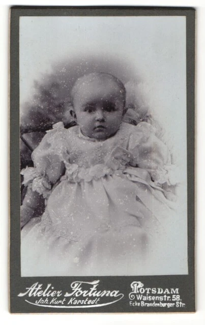 Fotografie Atelier Fortuna, Potsdam, Baby im weissen Taufkleid