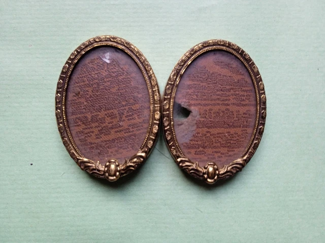 Lot De 2 Petits Cadres Ovales Anciens En Bois Noirci - Avec Reproductions - Dimensions 12,8 X 11,6 Cm - Vintage