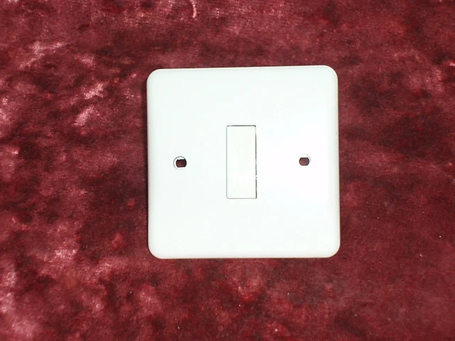 Interrupteur Poussoir Legrand Neptune II Couleur Ivoire - Modèle D'occasion En état Fonctionnel