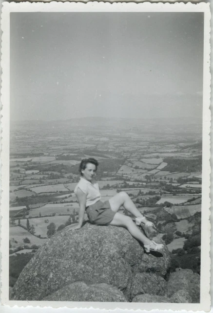 Antique Photo - Vintage Snapshot - Women's Pin Up Legs Landscape Fashion - Legs
