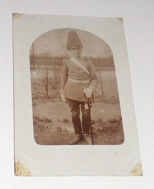 1. WK. Foto, Soldat, Paradeuniform?, Helm mit Federbusch? und Degen
