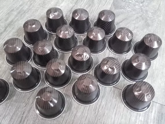 20 Nespresso Kaffee-Kapseln (braun gestreift / Ciocattino), leer