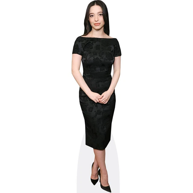 Silhouette Grandeur Nature Mikey Madison En Robe Rouge - Celebrity Cutouts