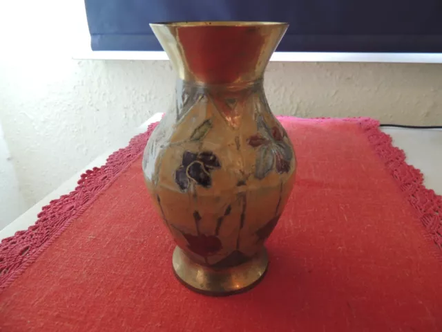 Vase aus Messing mit Blumen