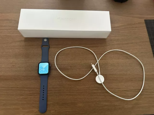 Apple Watch Series 5 44mm Space Grau Aluminiumgehäuse mit Sportarmband