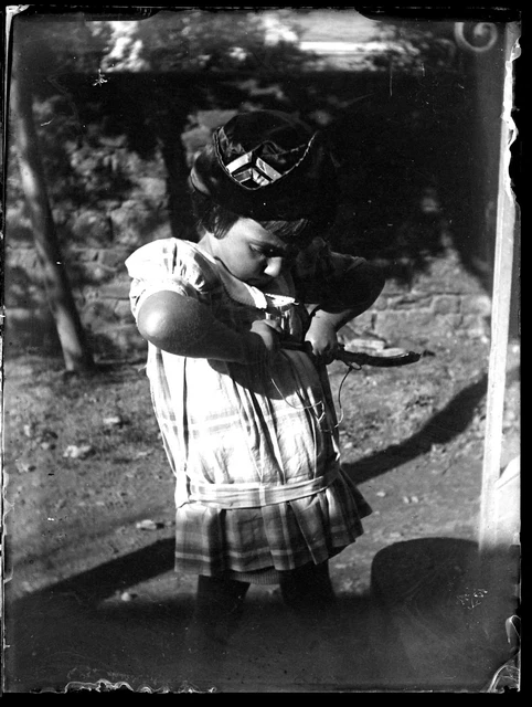 Petite fille avec pistolet à bouchon  -  négatif photo verre photo - an. 1910 20