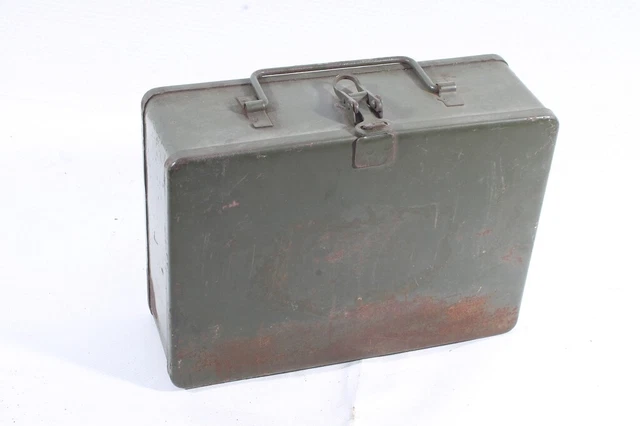 ANCIENNE BOITE À outils de moto? Velo? en métal . Fonctionne