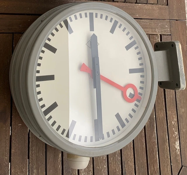 Orologio da parete bifacciale in legno massello, orologio sospeso bifacciale in stile europeo, orologio da stazione bifacciale silenzioso e di facile lettura per decorazioni domestiche, soggiorno, st