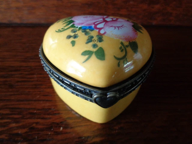 Boite A Pilules Pilulier En Porcelaine D'art De Limoges Decor Floral Forme Coeur
