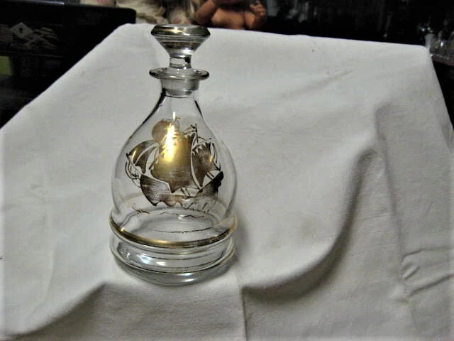 petite carafe verre soufflé années 50, décor doré bateaux et filets + bouchon BE