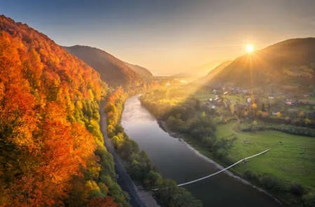 Schöner Sonnenuntergang in den Bergen im Herbst. Luftaufnahme (177055653)