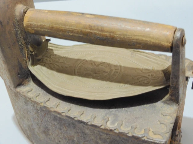 -FER A REPASSER ANCIEN FER A BRAISES FONTE XIXe avec CHEMINEE & protège