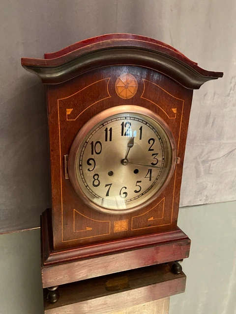 Horloge pendule milieu XXe en acajou noyer à décor marqueté signé Kienzle 2