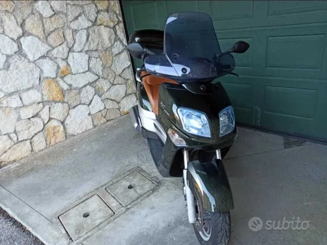 Vendo Scooter Yamaha xc 300 versity anno 2005 km 18.000 originali Vendo Scooter Yamaha xc 300 versity anno 2005 km 18.000 originali