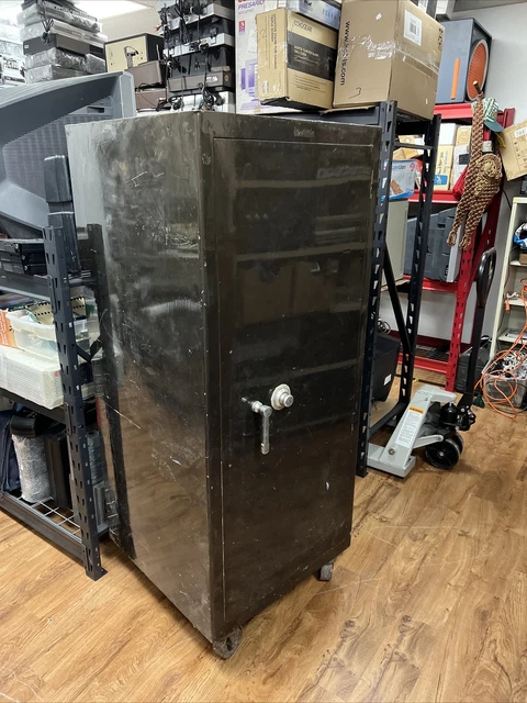 Vintage Safe Hall’s Safe & Lock 3074 Vintage Safe Hall’s Safe & Lock 3074