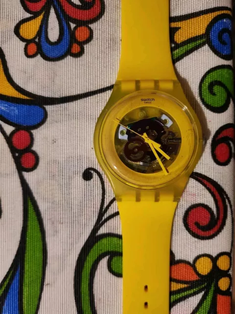 OROLOGIO DA POLSO SWATCH ANALOGICO LACCATO GIALLO RESISTENTE ALL'ACQUA Come Nuov 2