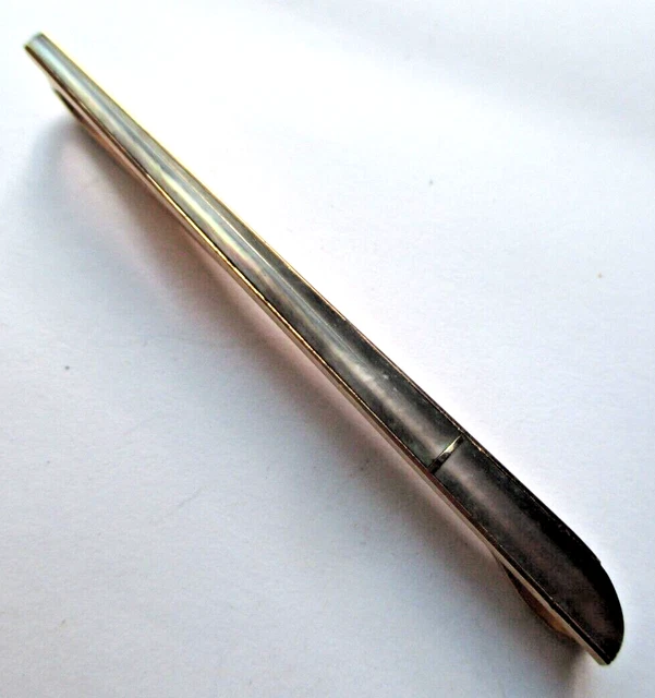 Pince à cravate argentée au rebord texturé | En stock
