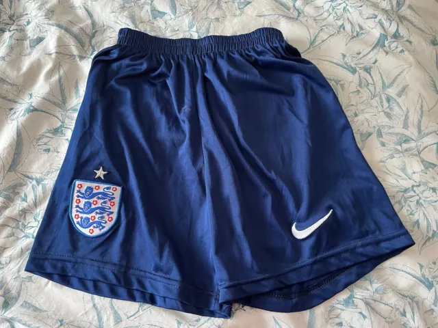 Pantaloncini NIKE ENGLAND e pantaloncini ADIDAS REAL MADRID taglia 164 età 14