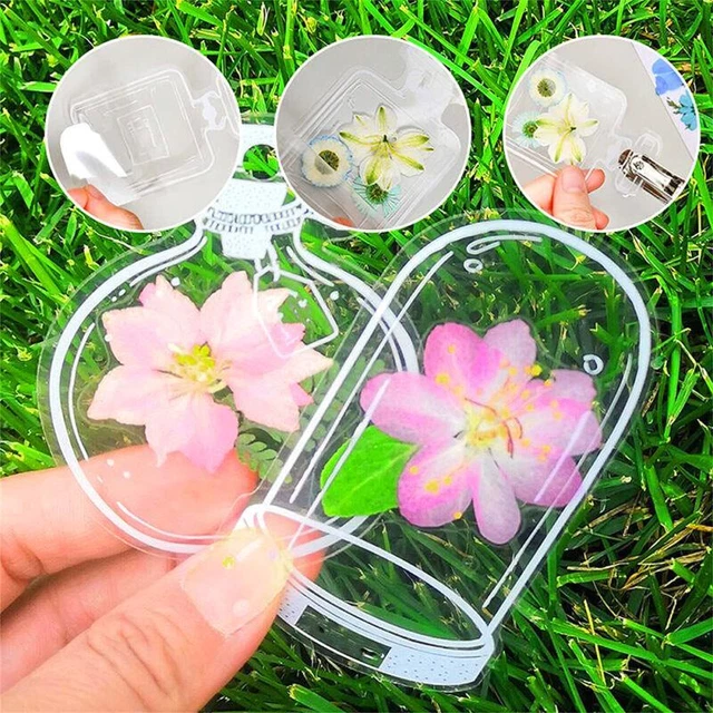 Wunderschöne selbstgemachte transparente Lesezeichen mit getrockneten Blumen