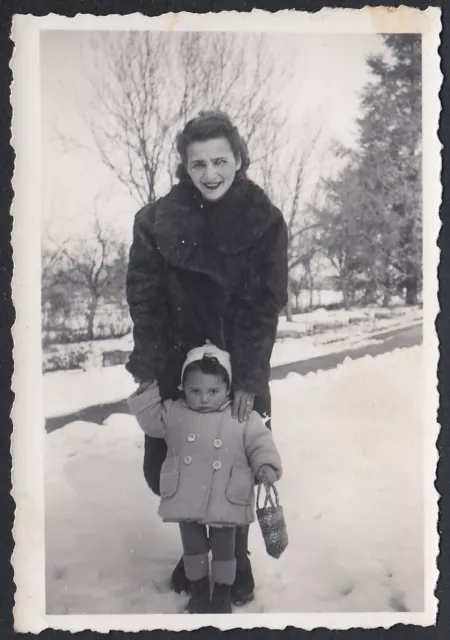 YZ7999 Mère Avec Petite Fille En Route Entre Le Neige - 1949 Photo D'Époque -