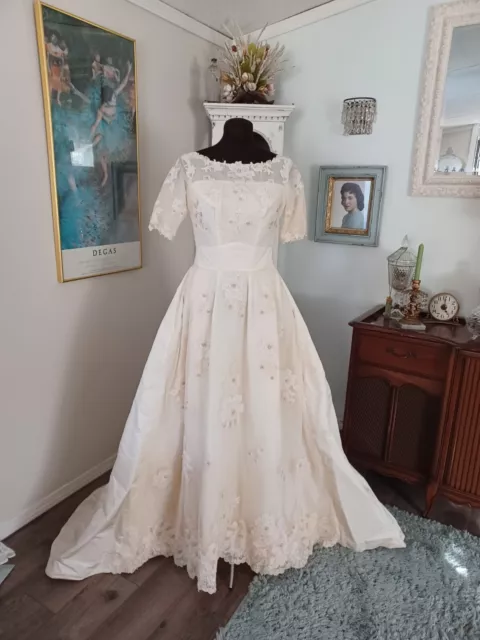 https://www.picclickimg.com/wEsAAOSwz1hlXVde/Vintage-60s-Wedding-Gown-Dress-Stunning-House-of.webp